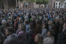903589 Afbeelding van de bijeenkomst ter gelegenheid van Dodenherdenking op het Domplein te Utrecht.